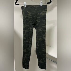 Spanx Camoflauge Leggins Size L